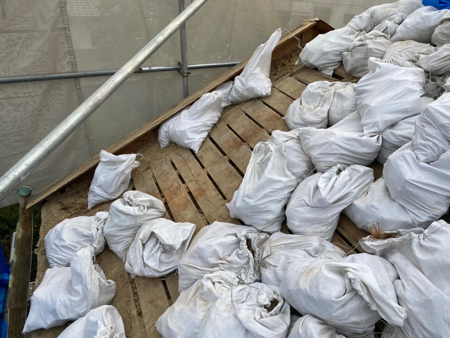 瓦の解体撤去作業